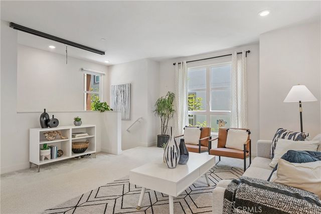 2700 41 E Chaucer 41, Los Angeles, CA 90065