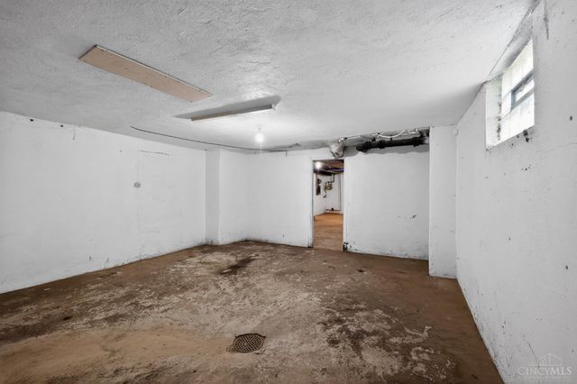 2725 Orland Avenue, Cincinnati, OH 45211