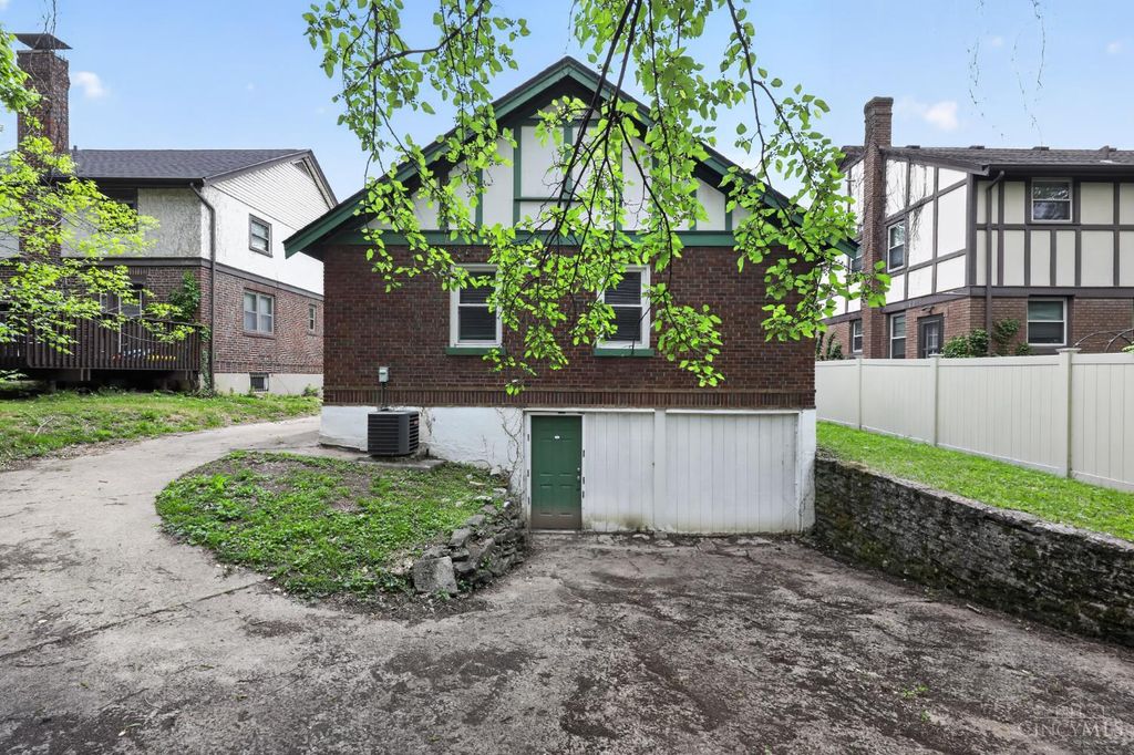 2725 Orland Avenue, Cincinnati, OH 45211