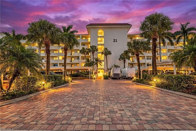 29 High Point CIR E 403, Naples, FL 34103