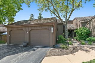 256 THORNHILL Lane C, Lake Barrington, IL 60010
