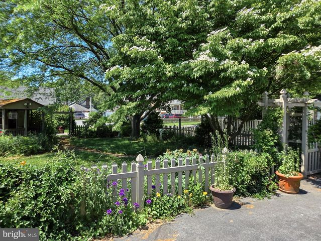 524 LOCUST ST, Denver, PA 17517