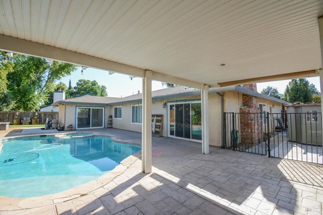 255 Alderglen Dr, Dixon, CA 95620