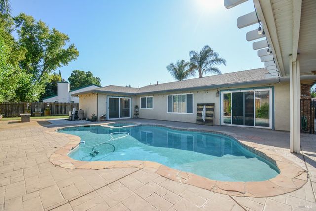 255 Alderglen Dr, Dixon, CA 95620