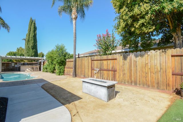 255 Alderglen Dr, Dixon, CA 95620