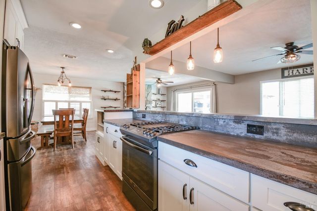 255 Alderglen Dr, Dixon, CA 95620