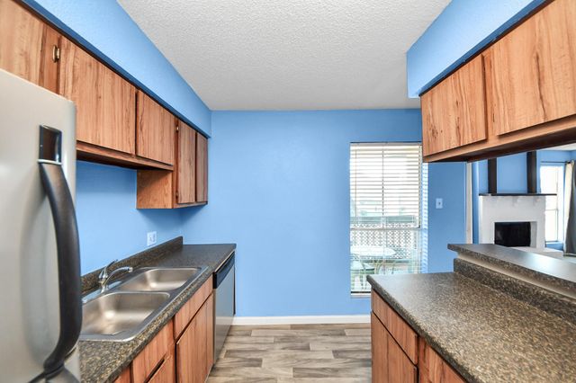 1516 Bay Area Boulevard F8, Houston, TX 77058