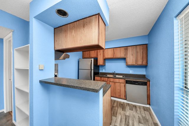 1516 Bay Area Boulevard F8, Houston, TX 77058