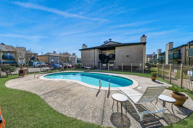 1516 Bay Area Boulevard F8, Houston, TX 77058