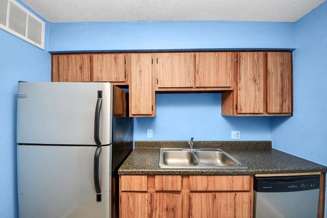 1516 Bay Area Boulevard F8, Houston, TX 77058