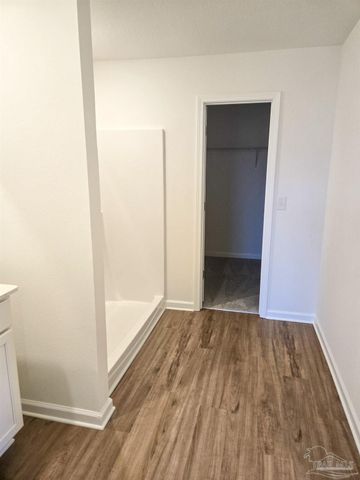 4607 Carlstrom Ln, Pensacola, FL 32507