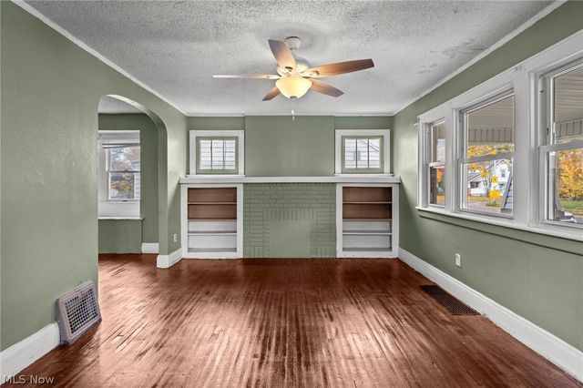 884 Lovers Lane, Akron, OH 44306