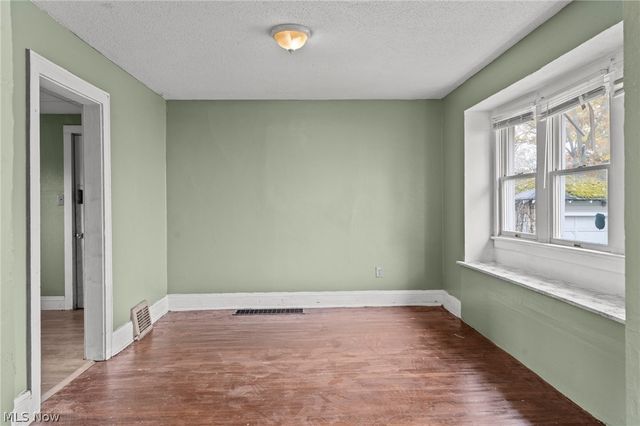 884 Lovers Lane, Akron, OH 44306