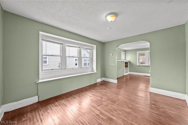 884 Lovers Lane, Akron, OH 44306