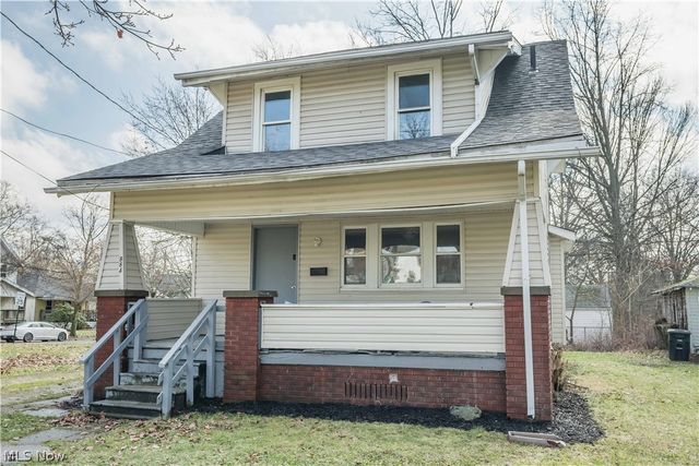 884 Lovers Lane, Akron, OH 44306
