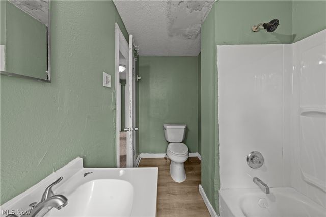 884 Lovers Lane, Akron, OH 44306