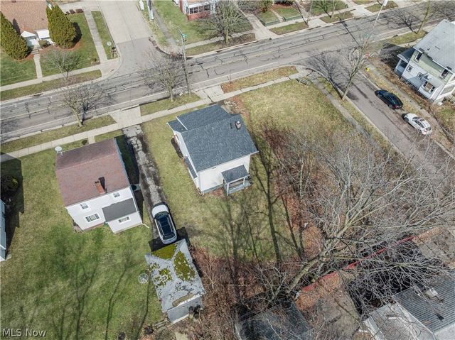 884 Lovers Lane, Akron, OH 44306