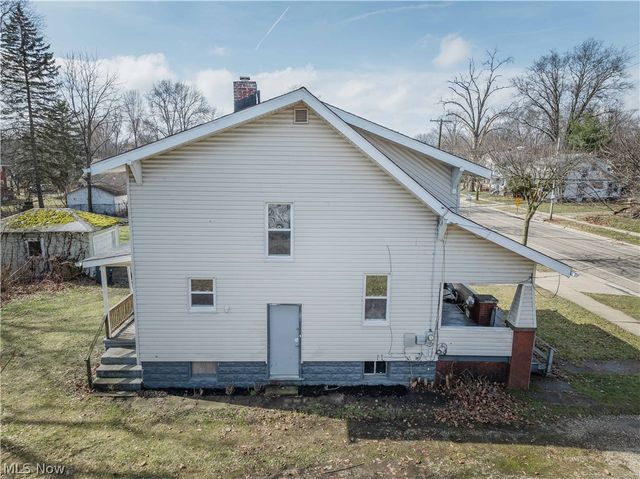 884 Lovers Lane, Akron, OH 44306