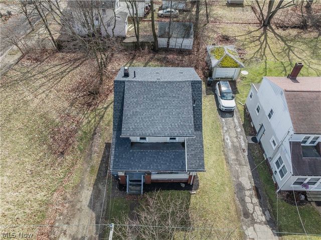 884 Lovers Lane, Akron, OH 44306