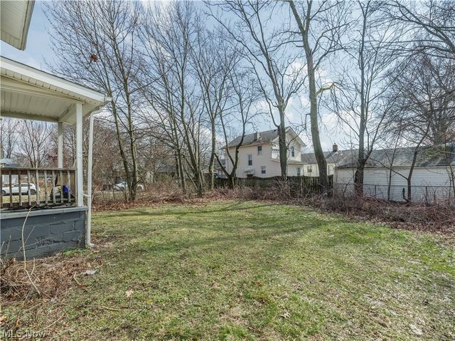 884 Lovers Lane, Akron, OH 44306