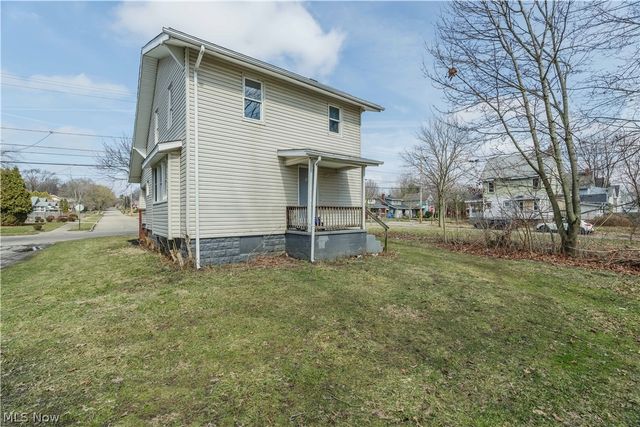 884 Lovers Lane, Akron, OH 44306
