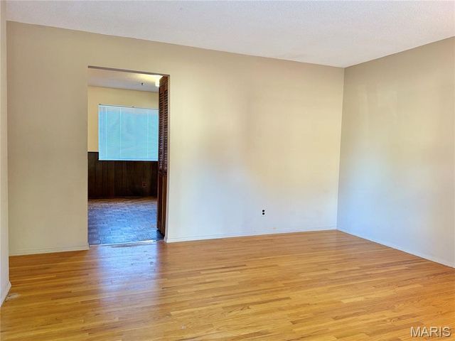 11716 Hollycrest Drive, St Louis, MO 63043