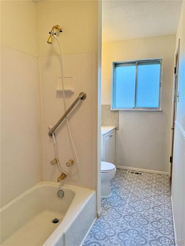 11716 Hollycrest Drive, St Louis, MO 63043