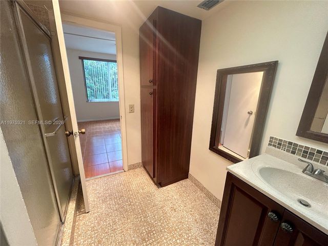 1080 Del Lago Cir 202, Sunrise, FL 33313