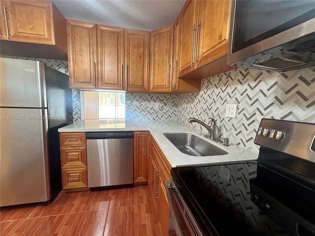 1080 Del Lago Cir 202, Sunrise, FL 33313