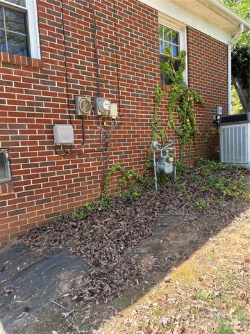 2760 19th Avenue NE, Hickory, NC 28601