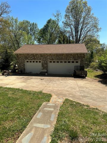 2760 19th Avenue NE, Hickory, NC 28601