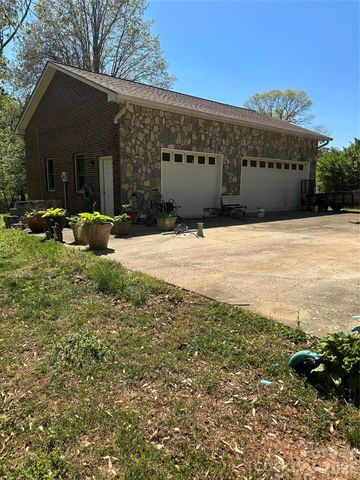 2760 19th Avenue NE, Hickory, NC 28601