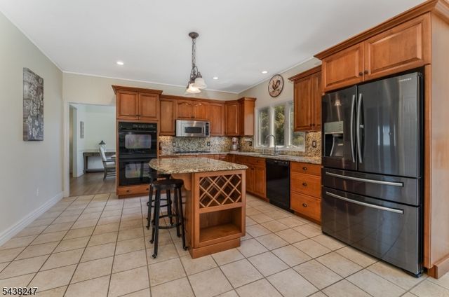 2 General Morgan Ln, Lebanon Twp., NJ 08826