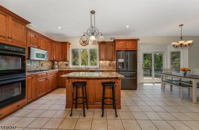 2 General Morgan Ln, Lebanon Twp., NJ 08826