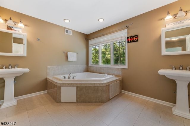 2 General Morgan Ln, Lebanon Twp., NJ 08826