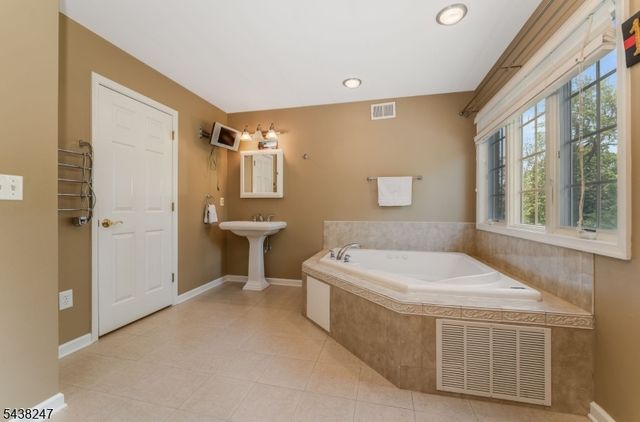 2 General Morgan Ln, Lebanon Twp., NJ 08826