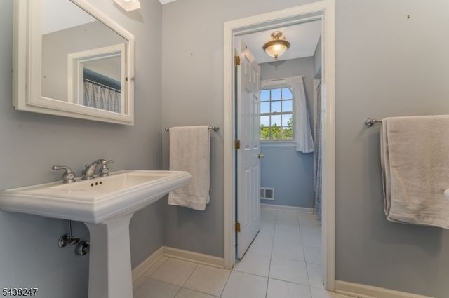 2 General Morgan Ln, Lebanon Twp., NJ 08826