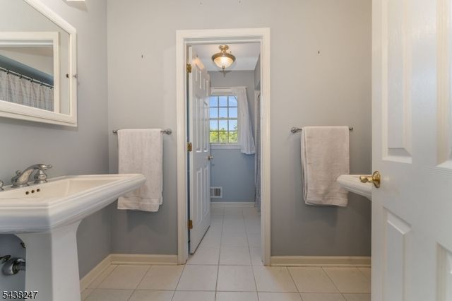 2 General Morgan Ln, Lebanon Twp., NJ 08826