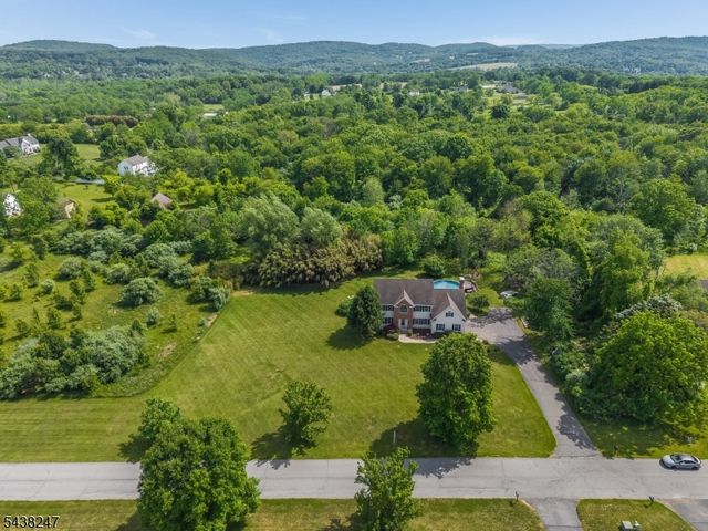 2 General Morgan Ln, Lebanon Twp., NJ 08826