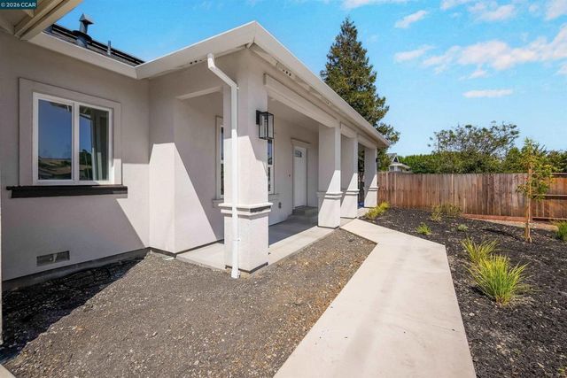 2102 Paige Ct, Pittsburg, CA 94565