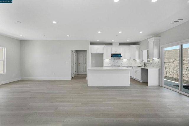 2102 Paige Ct, Pittsburg, CA 94565