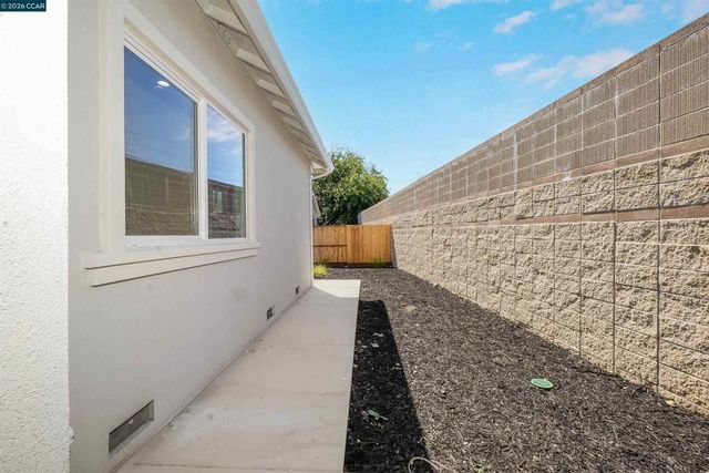 2102 Paige Ct, Pittsburg, CA 94565
