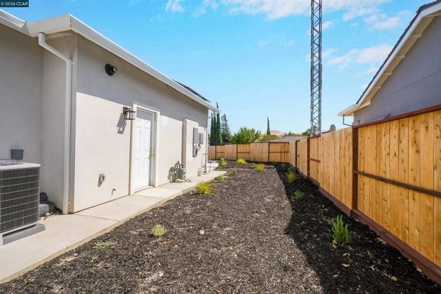 2102 Paige Ct, Pittsburg, CA 94565