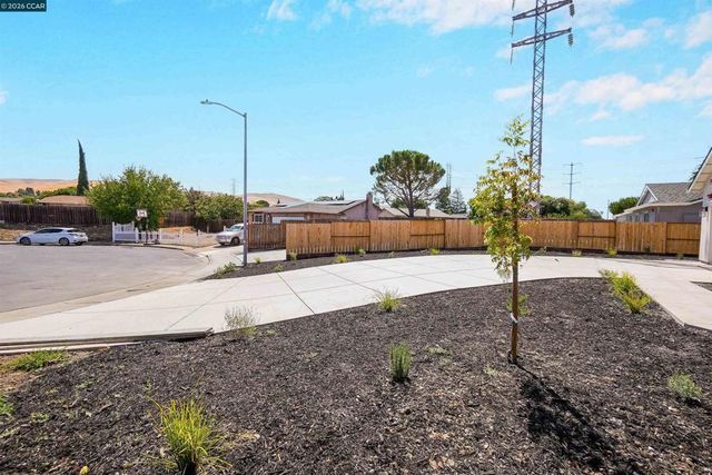 2102 Paige Ct, Pittsburg, CA 94565