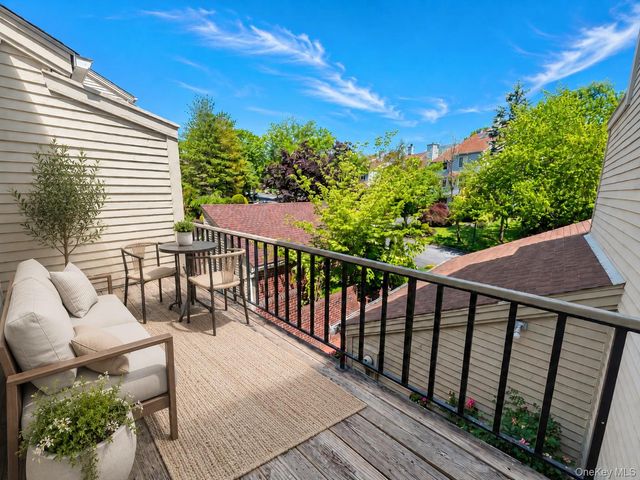 40 Waterside Close, Eastchester, NY 10709