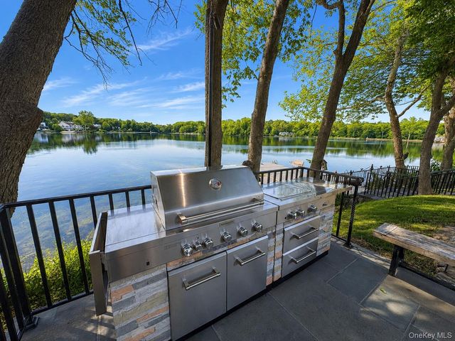 40 Waterside Close, Eastchester, NY 10709