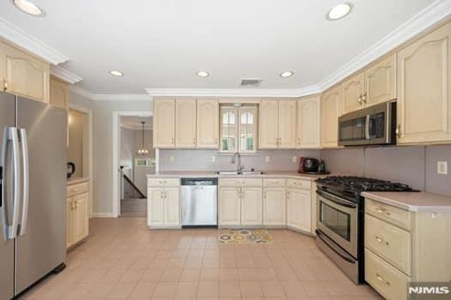 376 Lakeview Drive, Wyckoff, NJ 07481