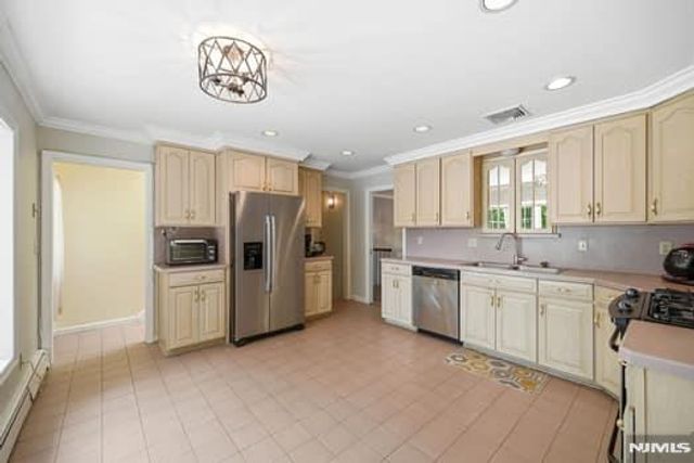 376 Lakeview Drive, Wyckoff, NJ 07481