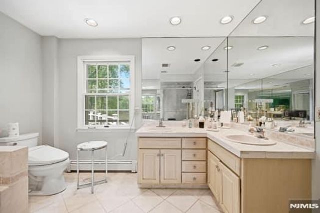 376 Lakeview Drive, Wyckoff, NJ 07481