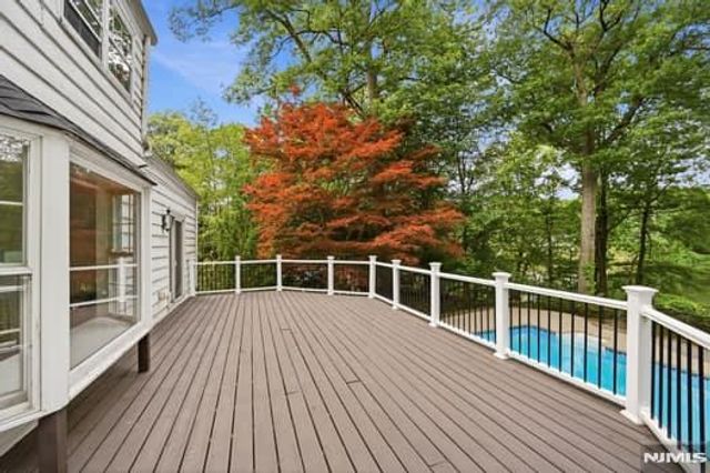 376 Lakeview Drive, Wyckoff, NJ 07481
